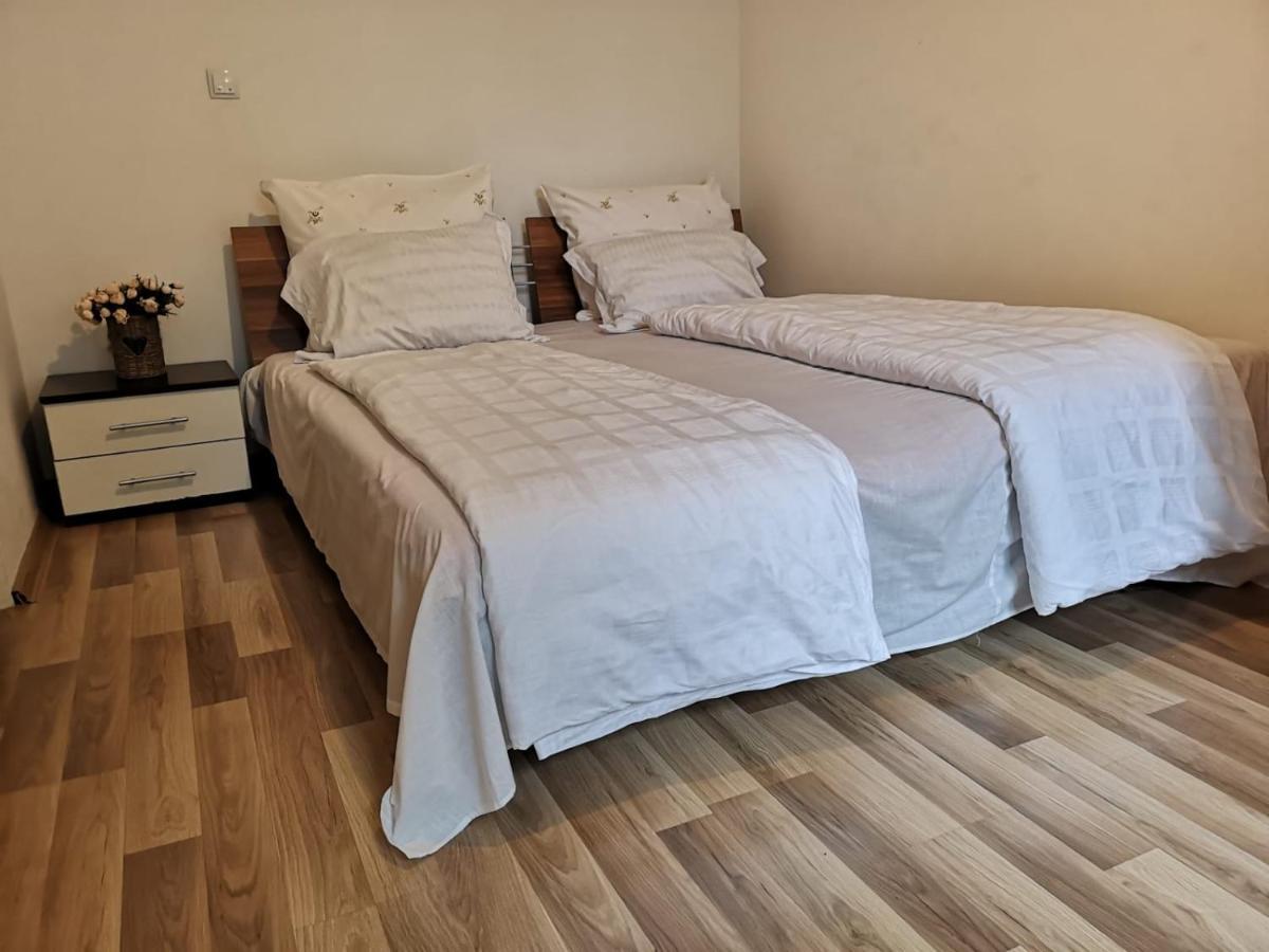 Deea Apartament Lägenhet Craiova Exteriör bild